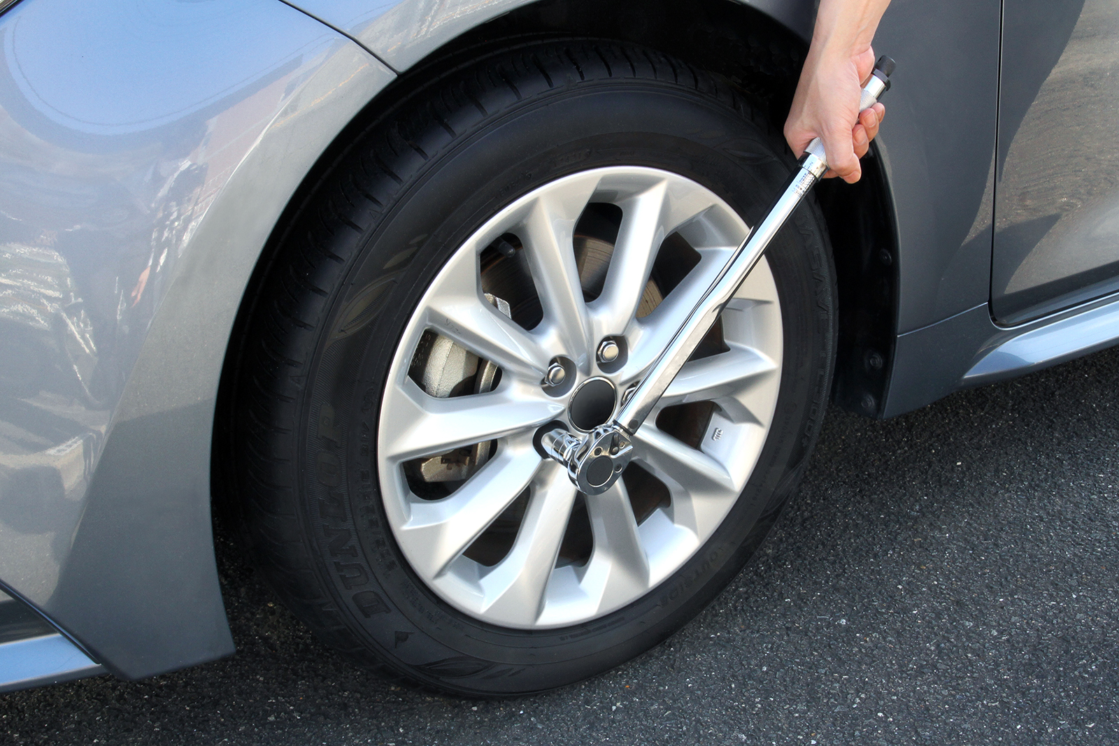 初心者でもできるタイヤ交換！必要な自動車工具セットと使い方ガイド