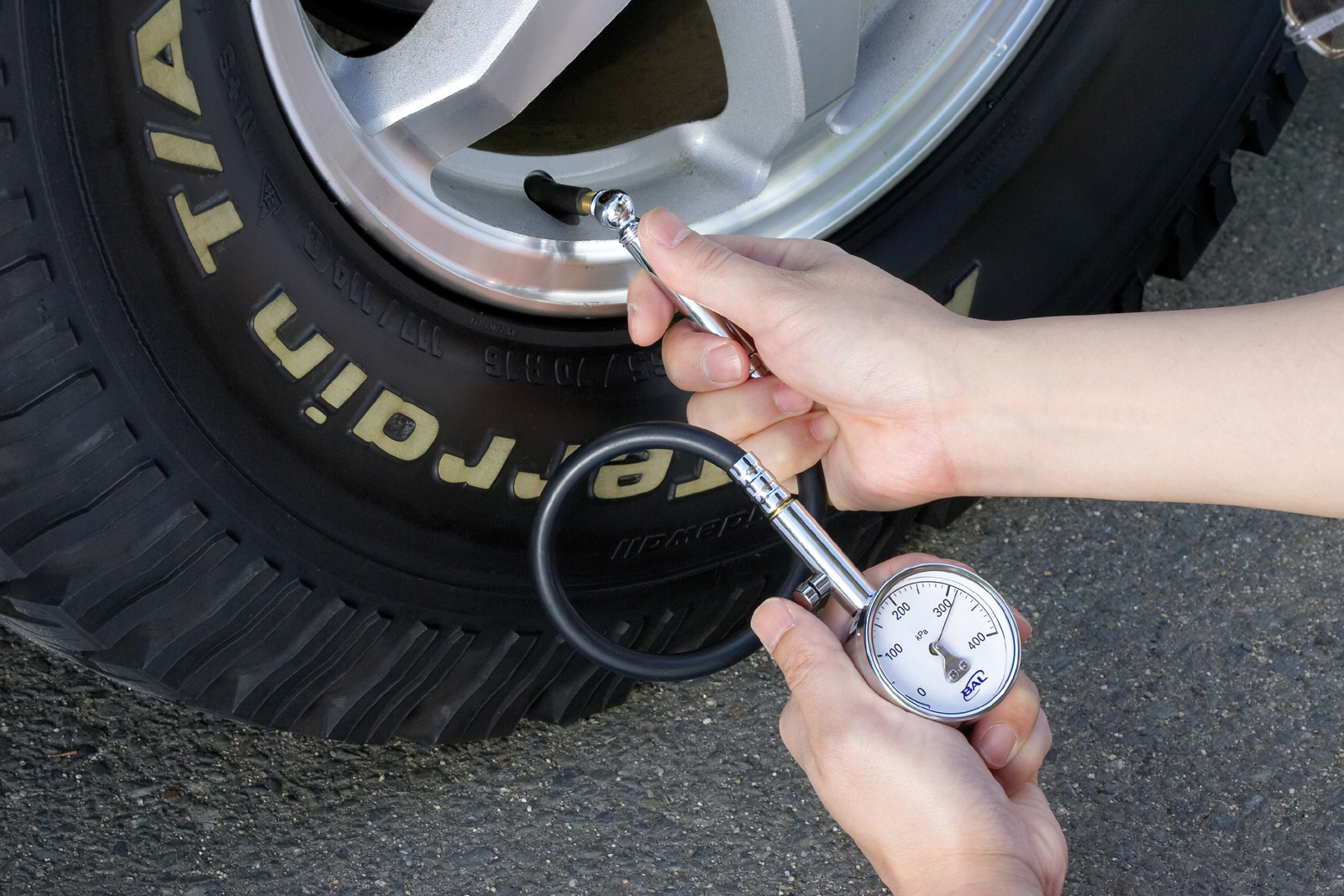 【初心者向け】タイヤ空気圧の目安はどれくらい？適正値の確認方法ガイド