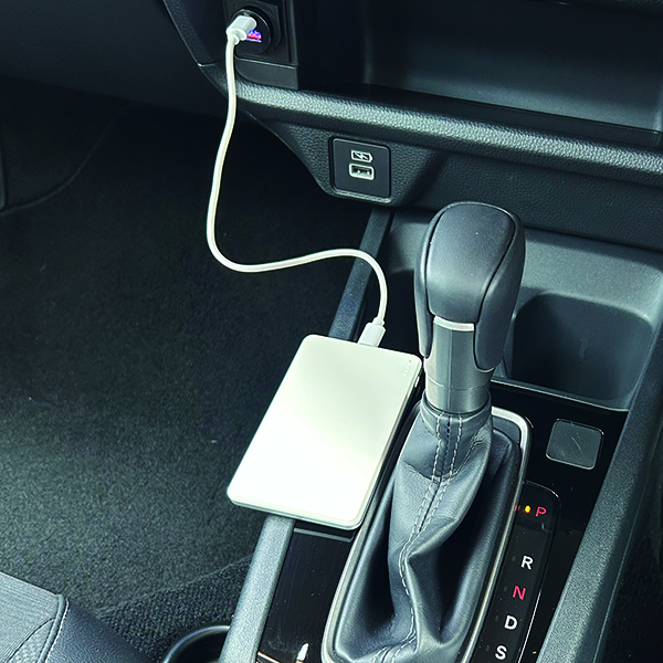 準固体モバイルバッテリー5000mAh DC12V付 WH_メイン3